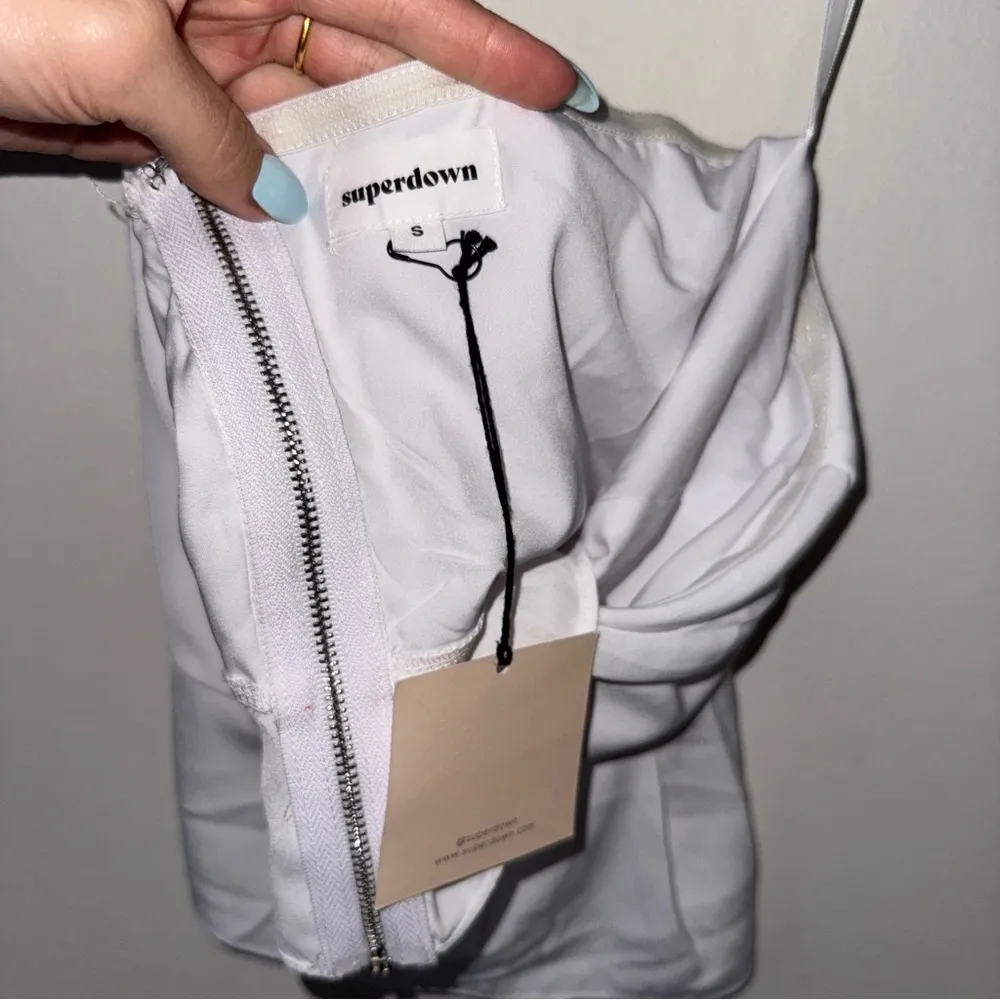 NWT SUPERDOWN Karlie One Shoulder Top White Small - Image 4