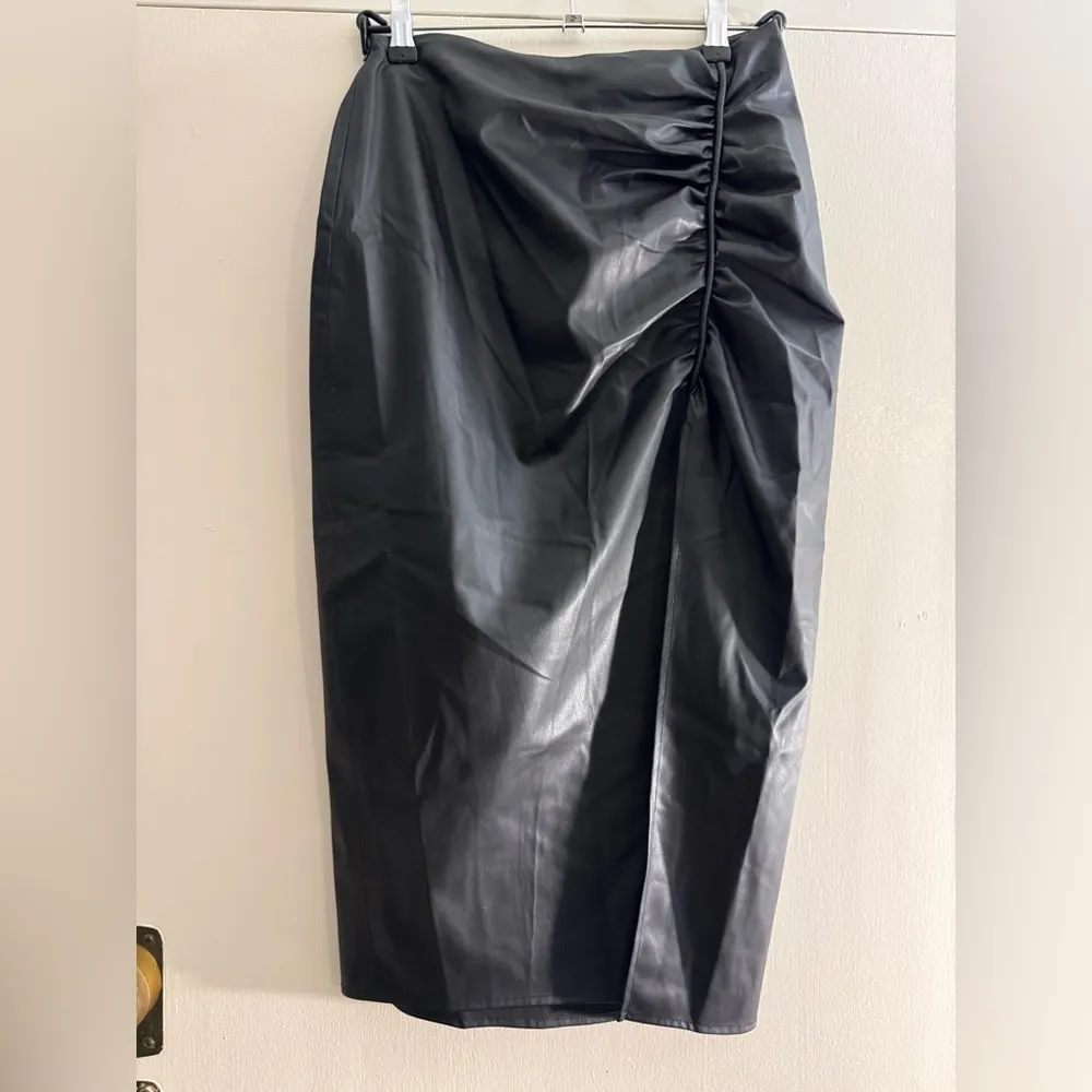 Zara RUCHED FAUX LEATHER skirt with slit Small - Image 3