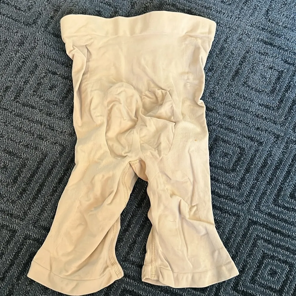 Skims Sculpting Shorts NWOT S/M - Image 3