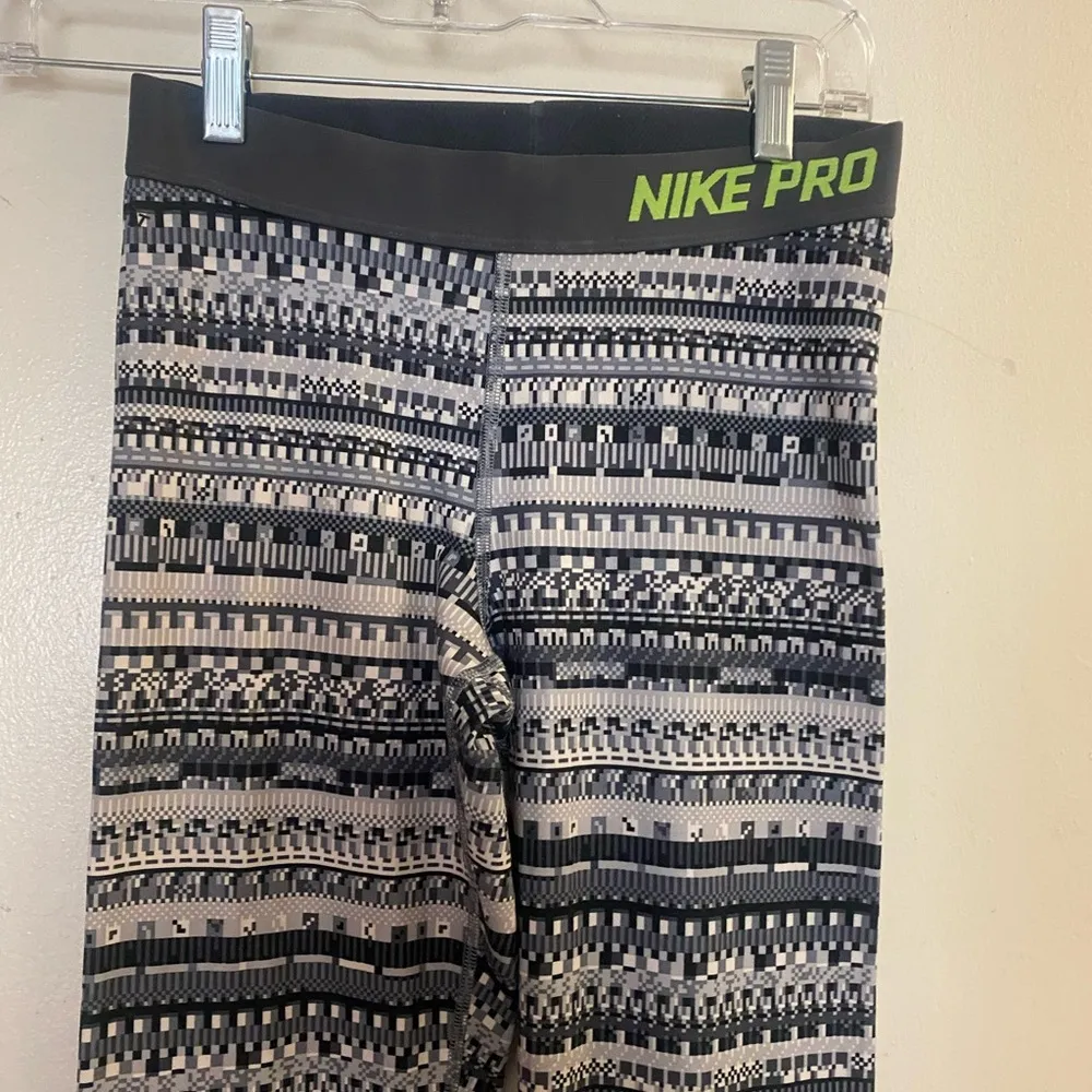 Nike Pro Dry Fit Womens Ankle Leggings Black White Print Waist 24” 26” X 29” - Image 2