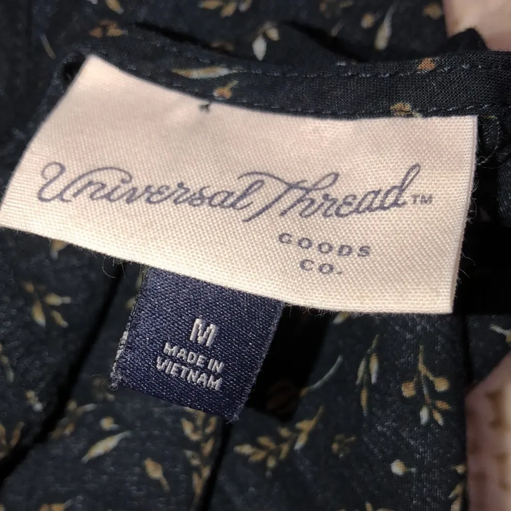 Universal thread medium navy floral boho top - Image 4