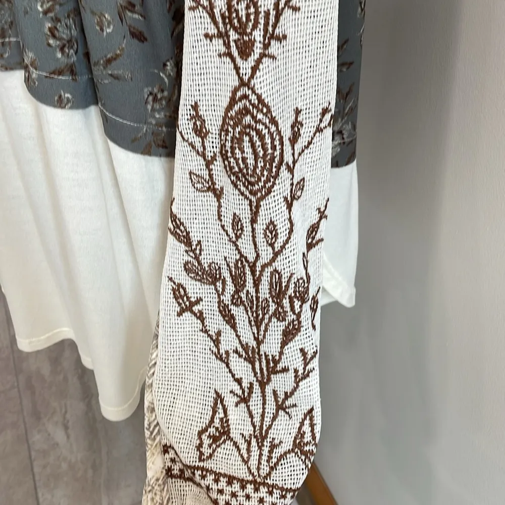 Gimmick Pieced Floral Top size M Sold Out Online Gray Size M - Image 4