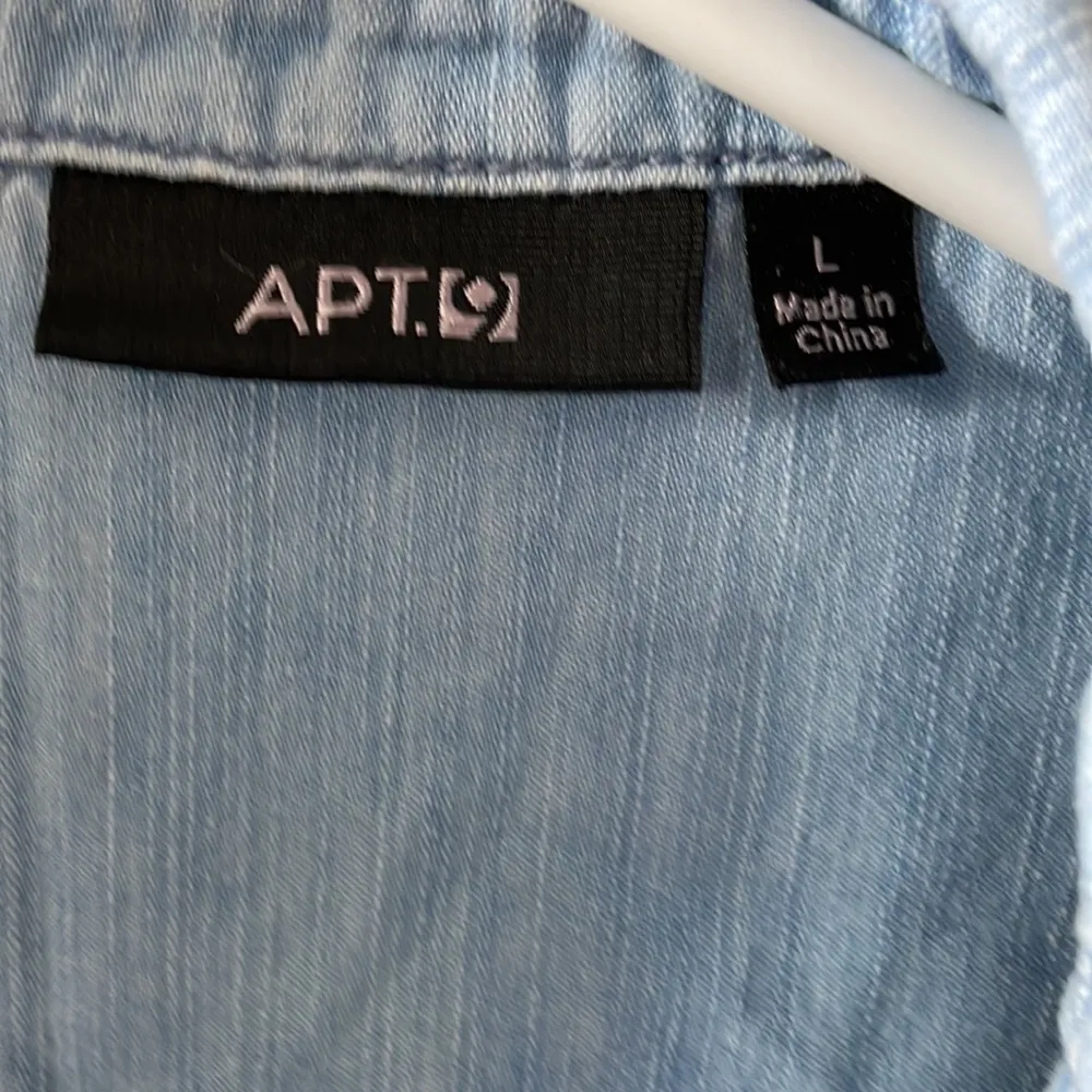 Apt 9 light denim button down long sleeve shirt size large - Image 2