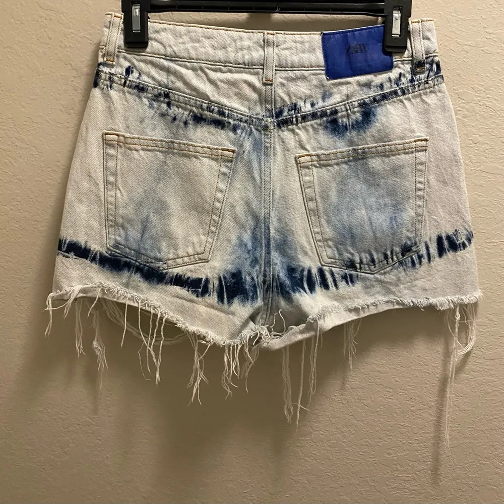 Zara High Waisted Tie Dye Distressed Jean Shorts Size 4 - Image 9