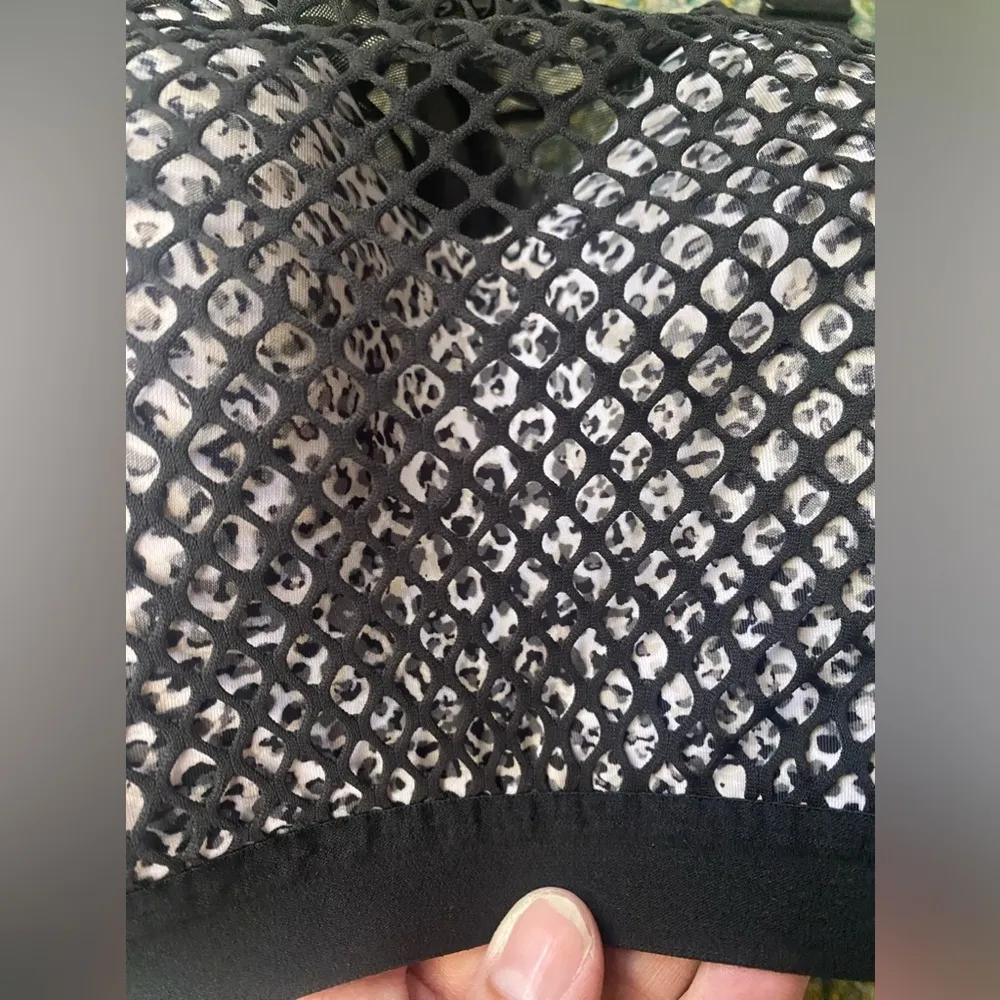 Victoria Sport Incredible lightweight max animal print sports bra, size 34DD - Image 2