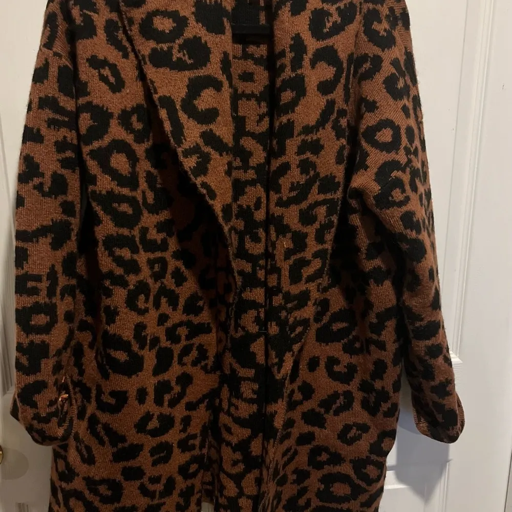 Animal print warm sweater like coat with pockets Size M - Image 4