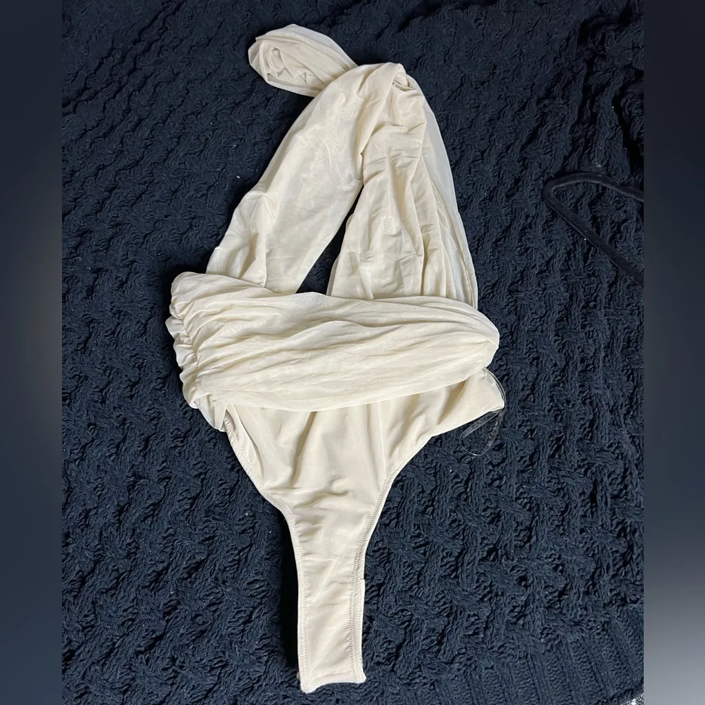 House of CB Cheyanne Ecru Gathered Bodysuit Size M NWOT - Image 4