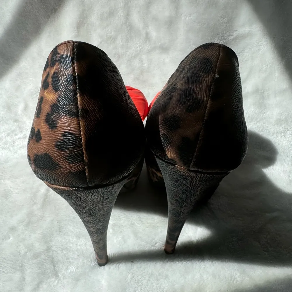 Animal print heeled shoes with red bow detail and black studs, - Image 5