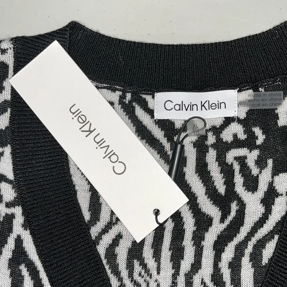 Calvin Klein NWT Sz XL Black & White Animal Print V-Neck Layered Hem Sweater Top - Image 5