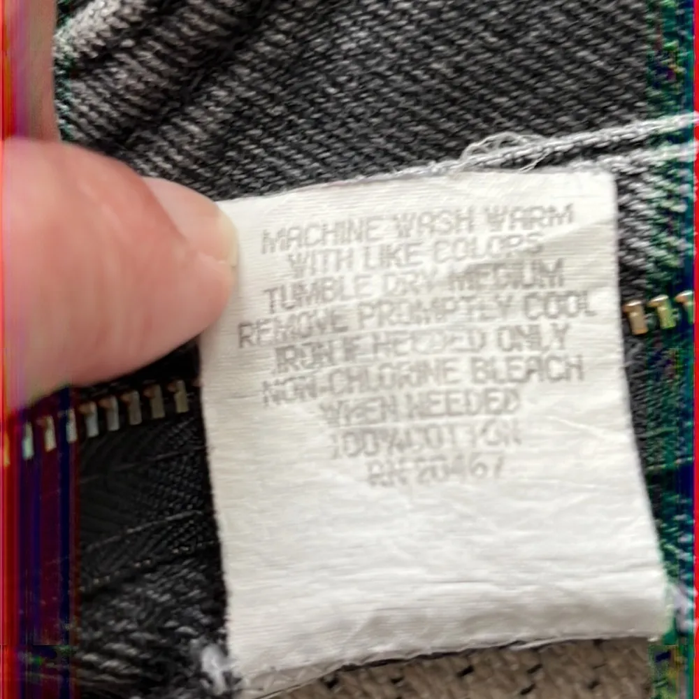 βοΈ Vintage Chic Retro distressed high rise black cutoff 2β inseam Jean shorts Size undefined - Image 8