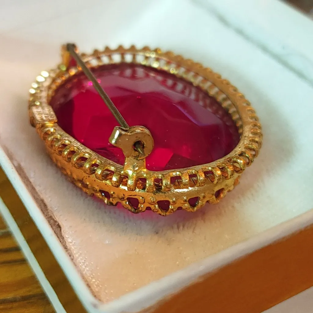 Victorian Oval Brooch Pin Germany Stamped Vintage Faceted Red Glass Gold Toned - Image 4