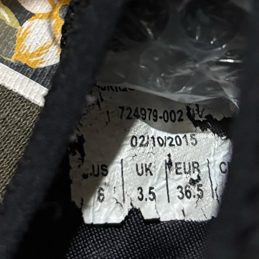 Nike Juvenate Black/White Lace Up Sneakers - Image 10