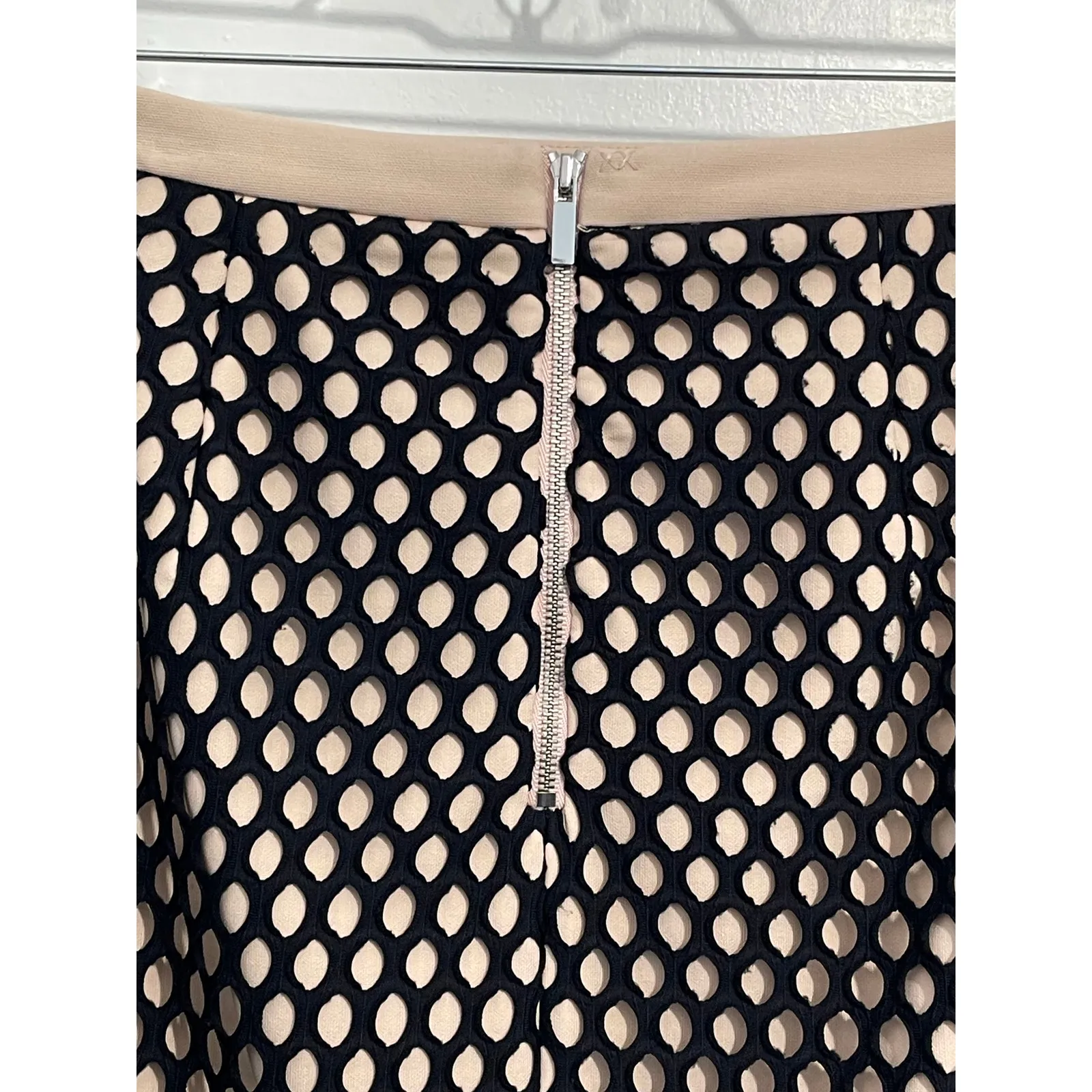 Elizabeth & James Pencil Skirt Size 2 Nude Black Mesh Overlay Office Siren - Image 6