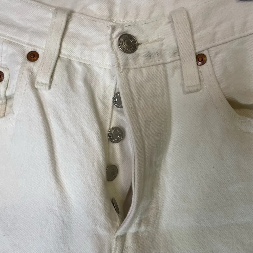 Levi's Ribcage Straight White Jeans Button Frayed Size 25 - Image 10