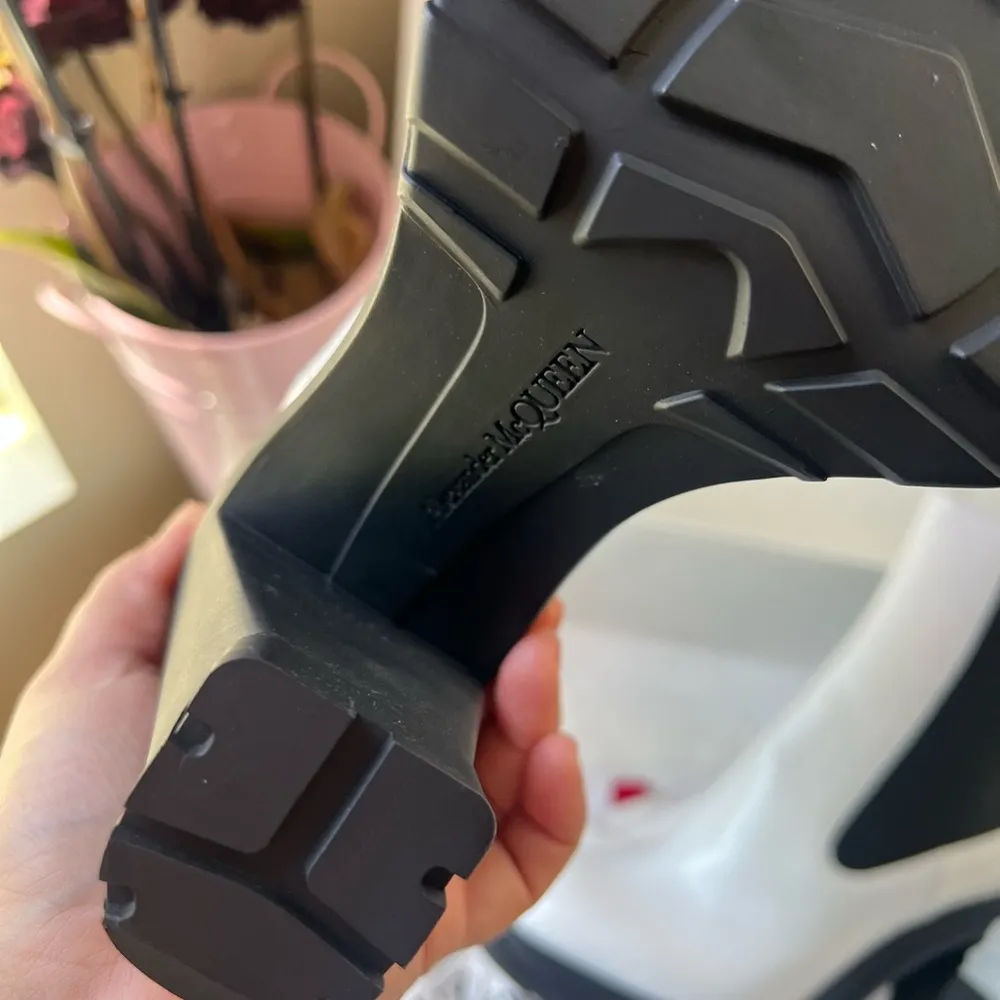 LAST PRICE ❤️ALEXANDER MCQUEEN tread heeled Chelsea boot in ivory/black - Image 9