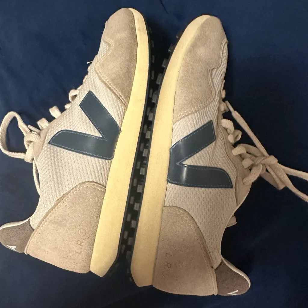 Veja Women's Cream and Navy Sneakers - Image 6