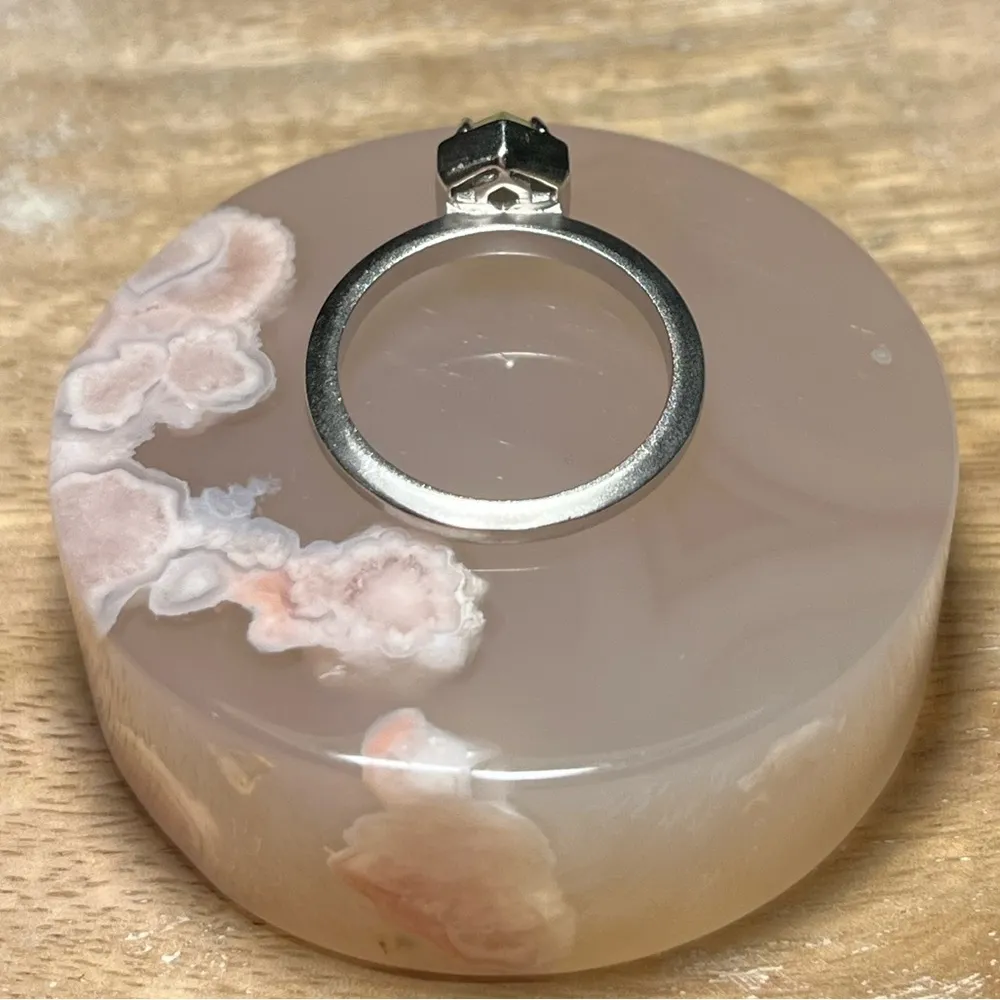 Kendra Scott Silver Rhodium Calvin Ring in Peridot Illusion - Image 8