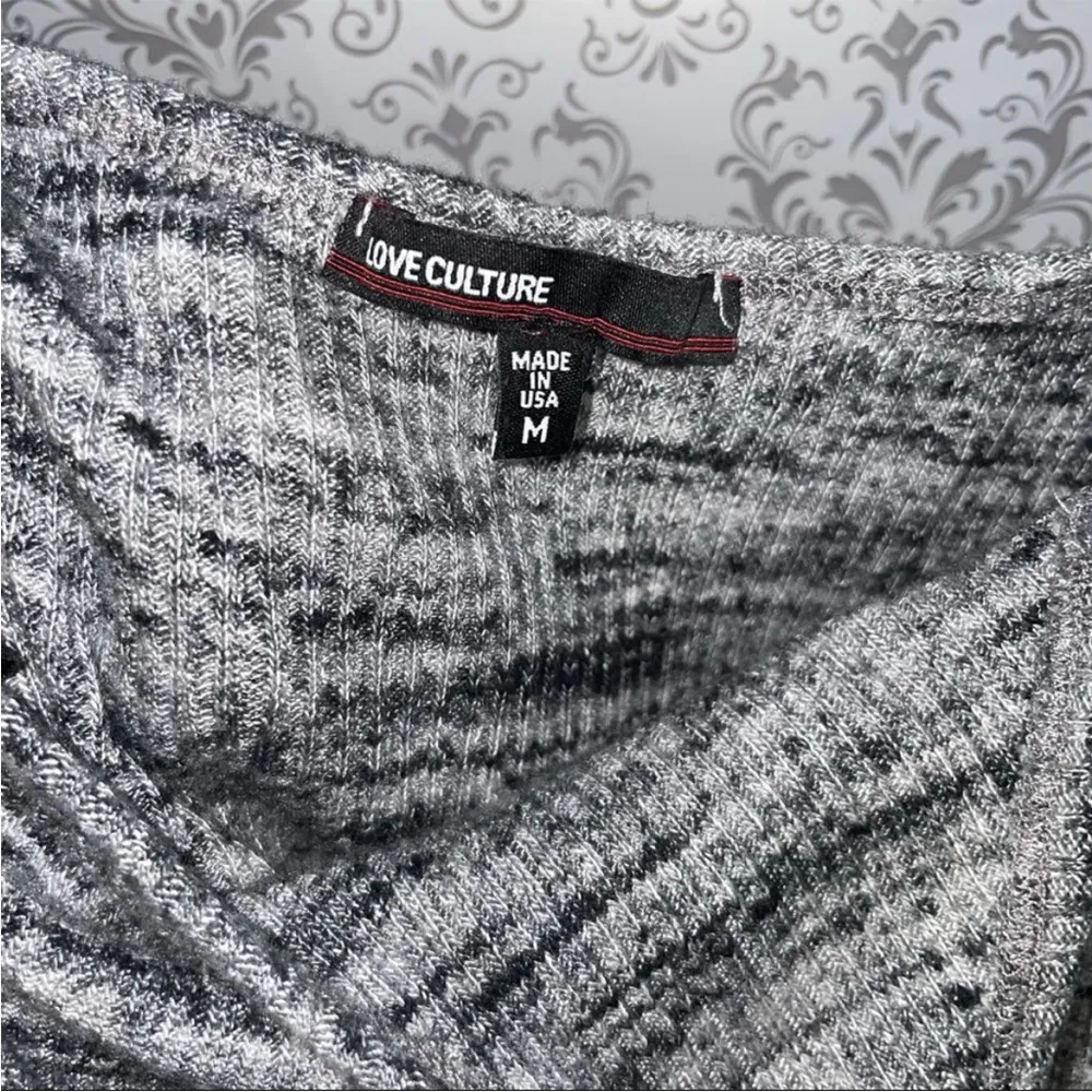 Love culture cami romper Women’s size medium gray shorts sleeveless - Image 5