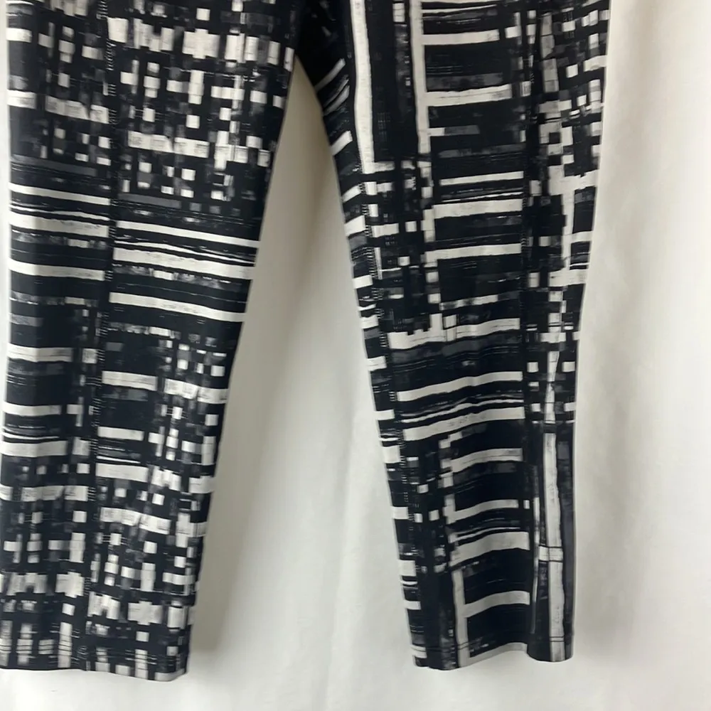 Betsey Johnson black and grey geo print athletic capris woman’s size small - Image 3