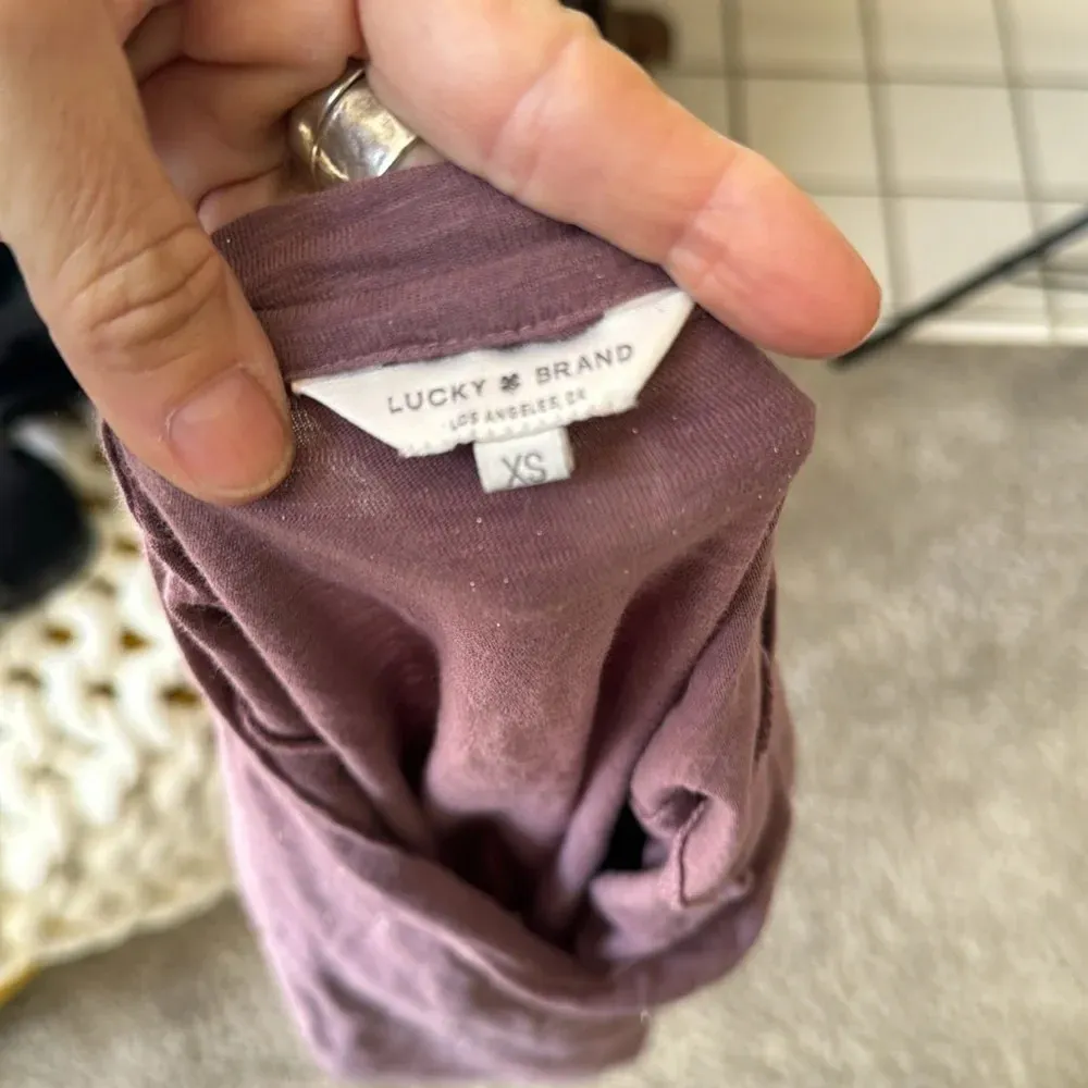 Lucky brand mauve with sparkle size xs crew neck t shirt - Image 5