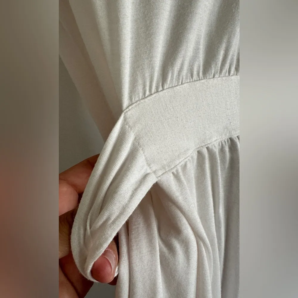 Eberjey Delphine lace trim robe mink size medium - Image 9