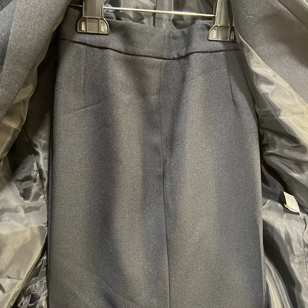 Le Suit Pant Suit Size 8 Navy Blue Jacket/pants/scarf Suit. NWT - Image 4