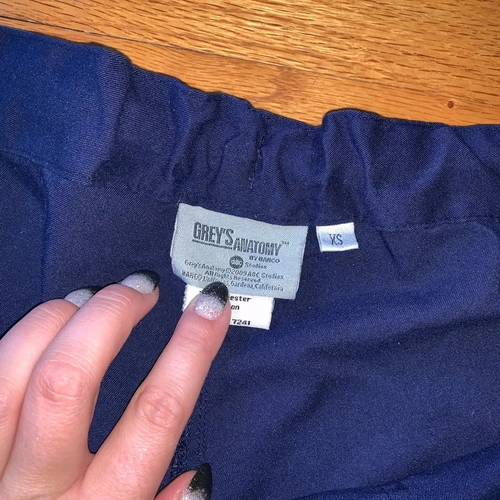 Greys Anatomy navy scrub bottoms XS - Image 4