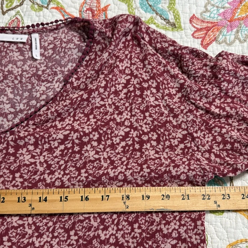 LUQ size large burgundy pink floral pullover faux Button - Image 5