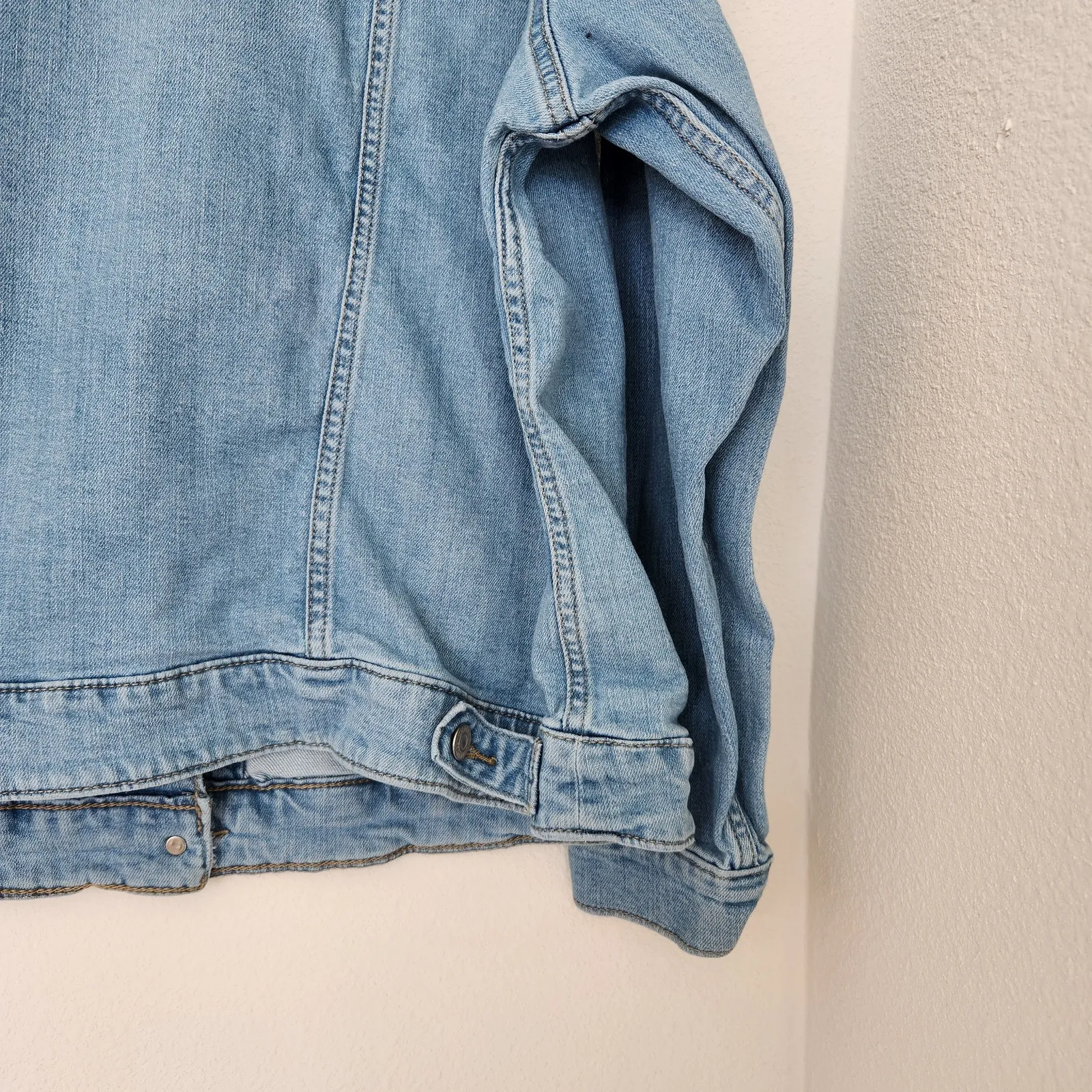 Levi’s Light Wash Denim Trucker Jacket Floral Embroidered Sleeves 2X - Image 7