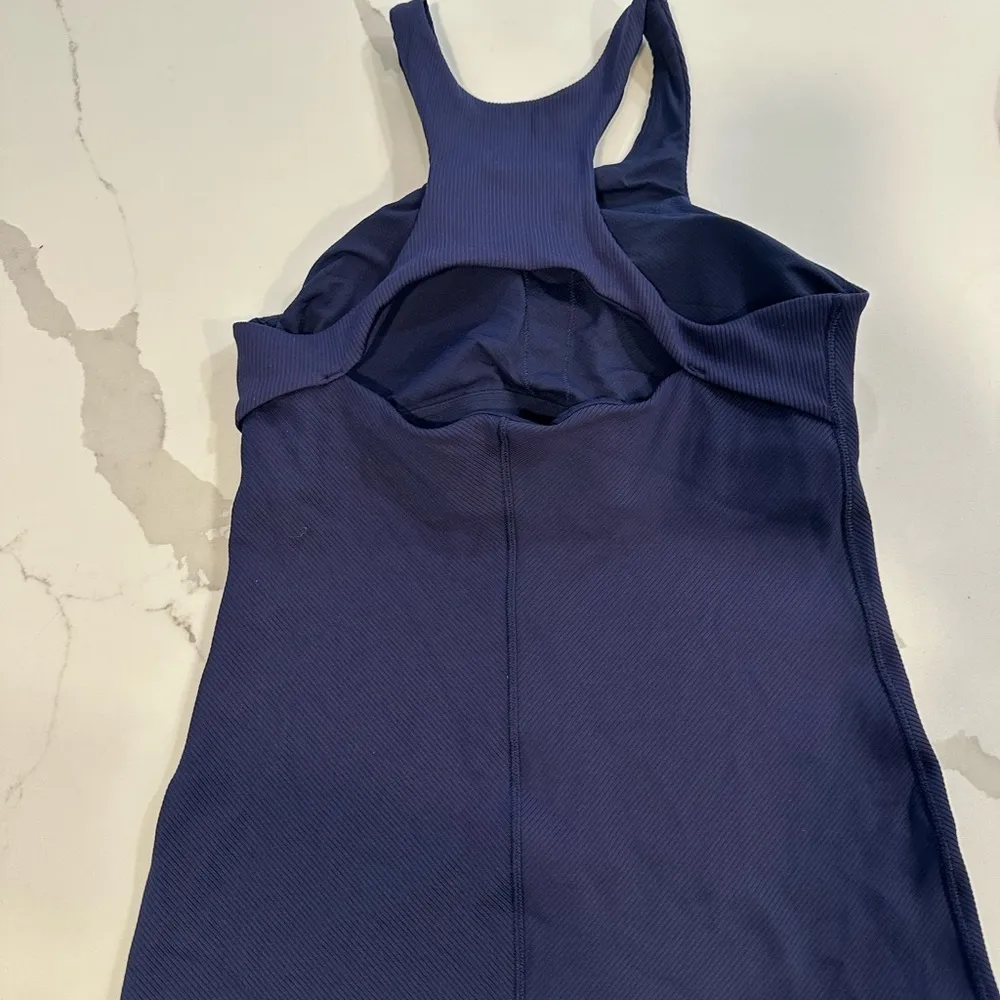 Athleta high neck navy tank top with‎ cut out size XS. Blue With Padding B0053 - Image 9