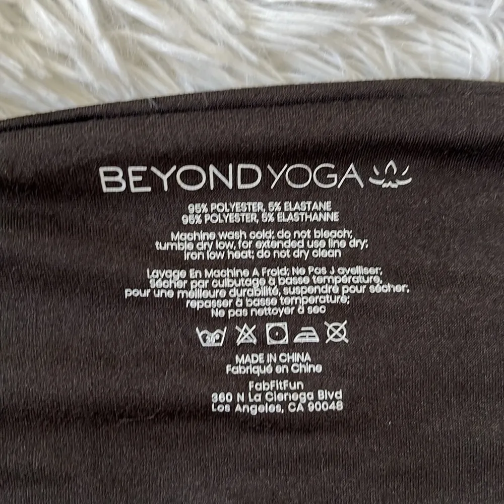 Beyond Yoga Pocket Infinity Scarf in Black One Size - Image 4