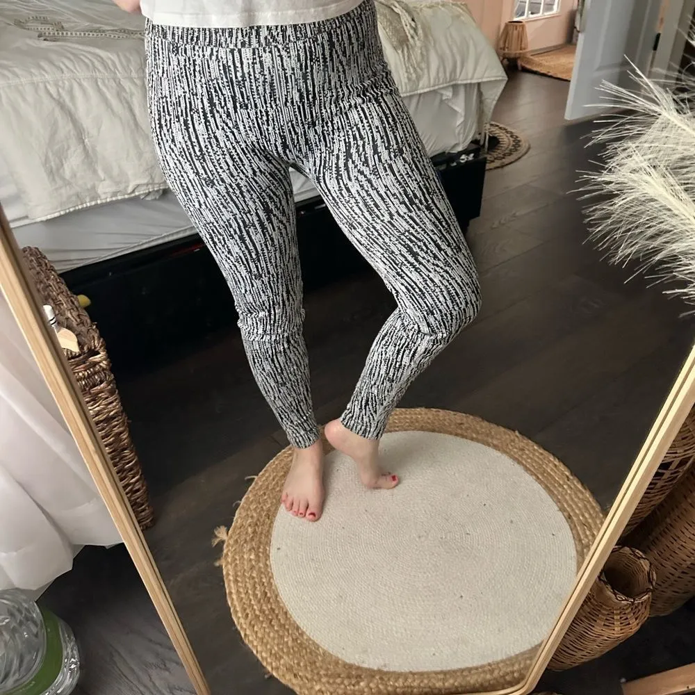 Athleta Women’s Medium Flurry Elemental Tight Black White Patterned Sporty Athle - Image 4