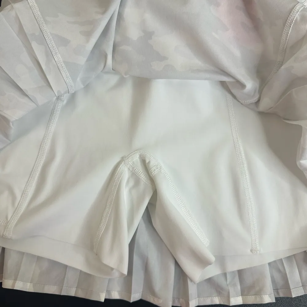 Spanx Get Moving Pleated Mini Skort White Camo Athletic Activewear size XS - Image 4