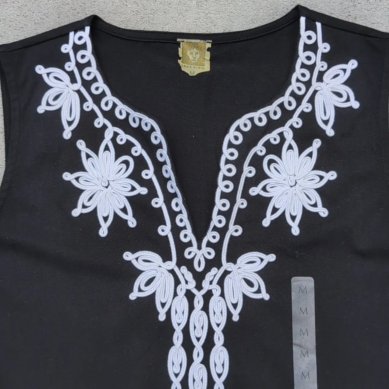 NWOT Anne Klein Sleeveless V-Neck Top - Image 6