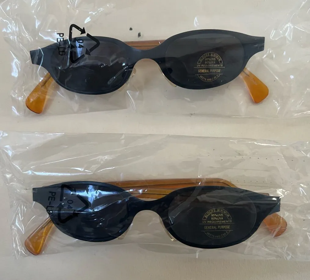 LOT OF 2 BLACK UNISEX SUNGLASSES BLOCKS 95% UVB 60% UVA NEW IN PLASTIC PACK - Image 1