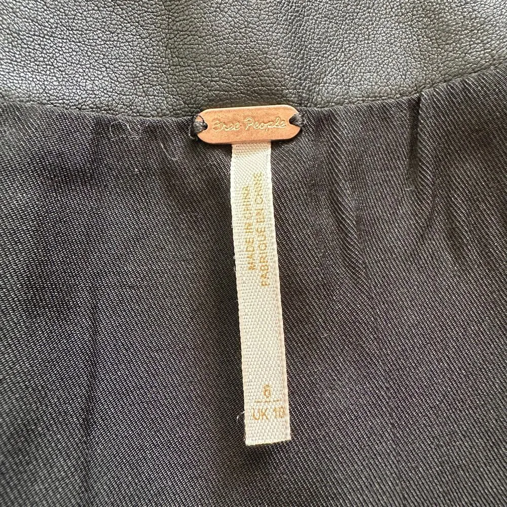 Free People black faux leather zip front mini skirt size 6 - Image 4