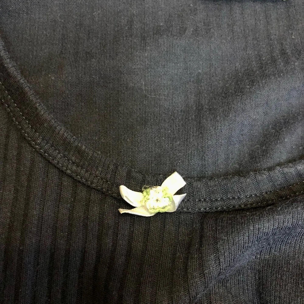 Vintage 90s  Crop Top Baby Tee Rosette Appliqué Ribbed M - Image 4