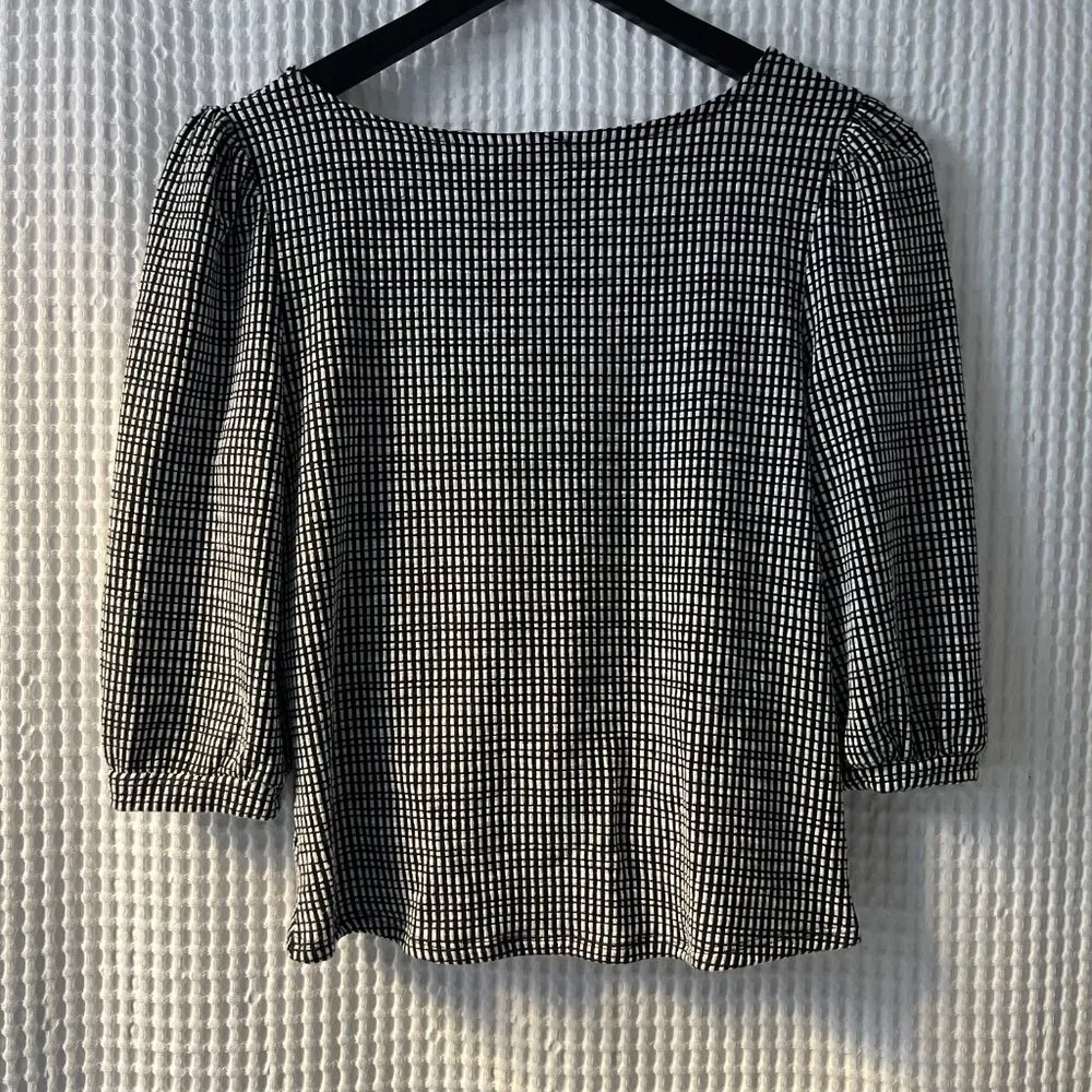 W5 black-and-white pullover top with ruffle sleeves and cute waist detail, M - Image 3