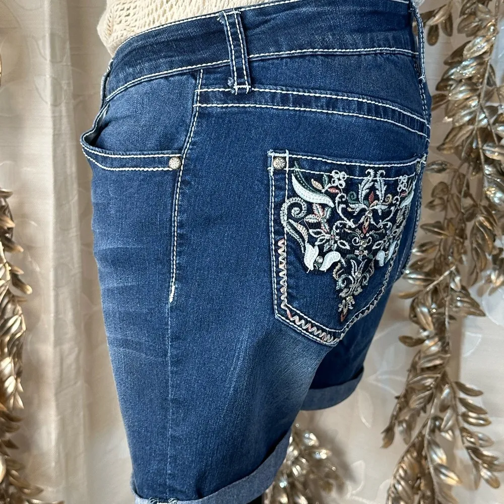Love Indigo Women’s Size 6 Blue Denim Shorts Embroidered Pockets cuff Hem casual - Image 7