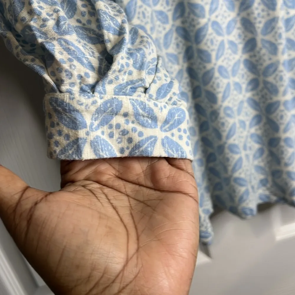 Cactus + Pearl Women’s Blue and White Floral V - Image 2