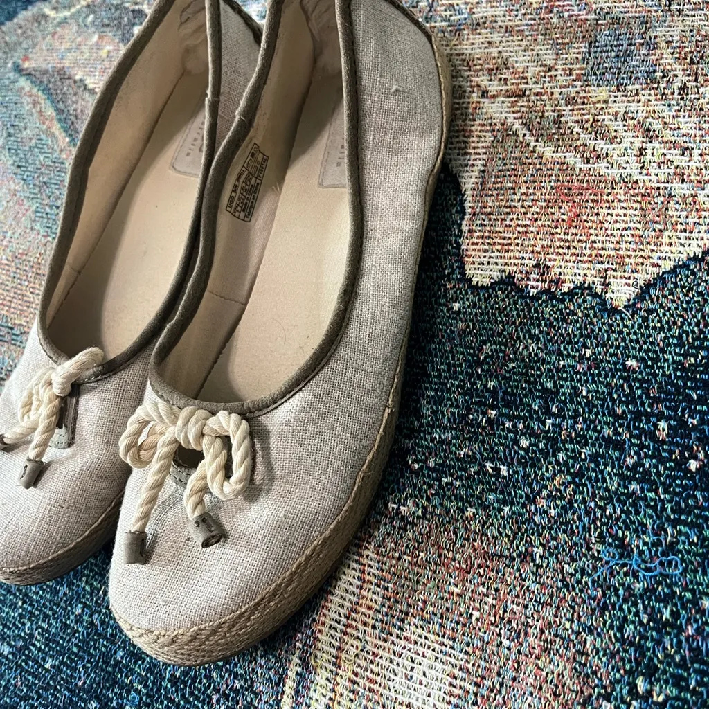 UGG Australia Cream & Tan Flats Women’s Size 7 Cozy Casual Slip-On Shoes Classic - Image 4