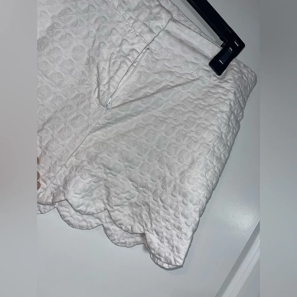 Crown & Ivy Scalloped White Summer Casual & Comfort Shorts Size 10 (Medium) - Image 9