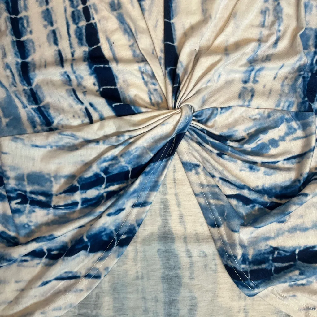 SHEIN Curve 2XL Blue and White Tie-Dye Twist Front Tee Short Sleeves Top V-Neck - Image 4