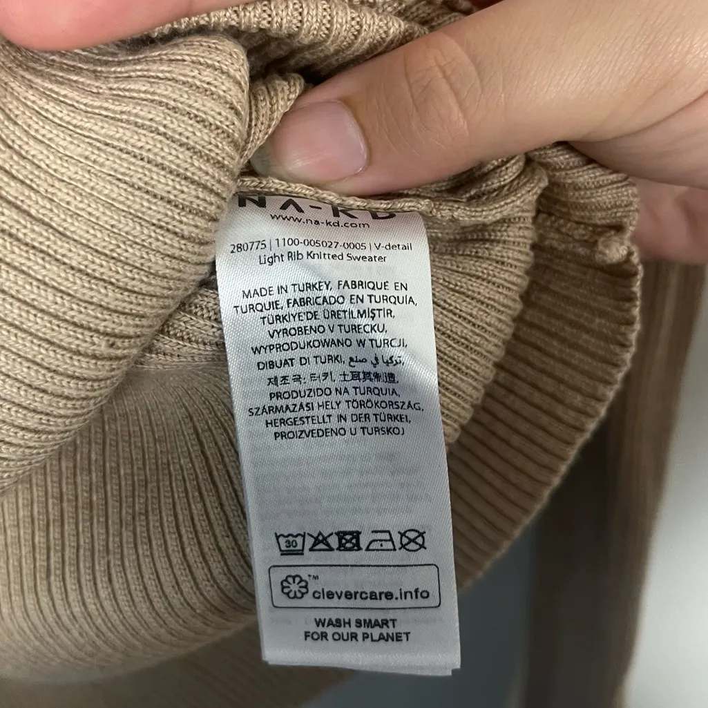 Na-kd tan V-detail Light Rib Knitted Sweater size medium basic casual - Image 5