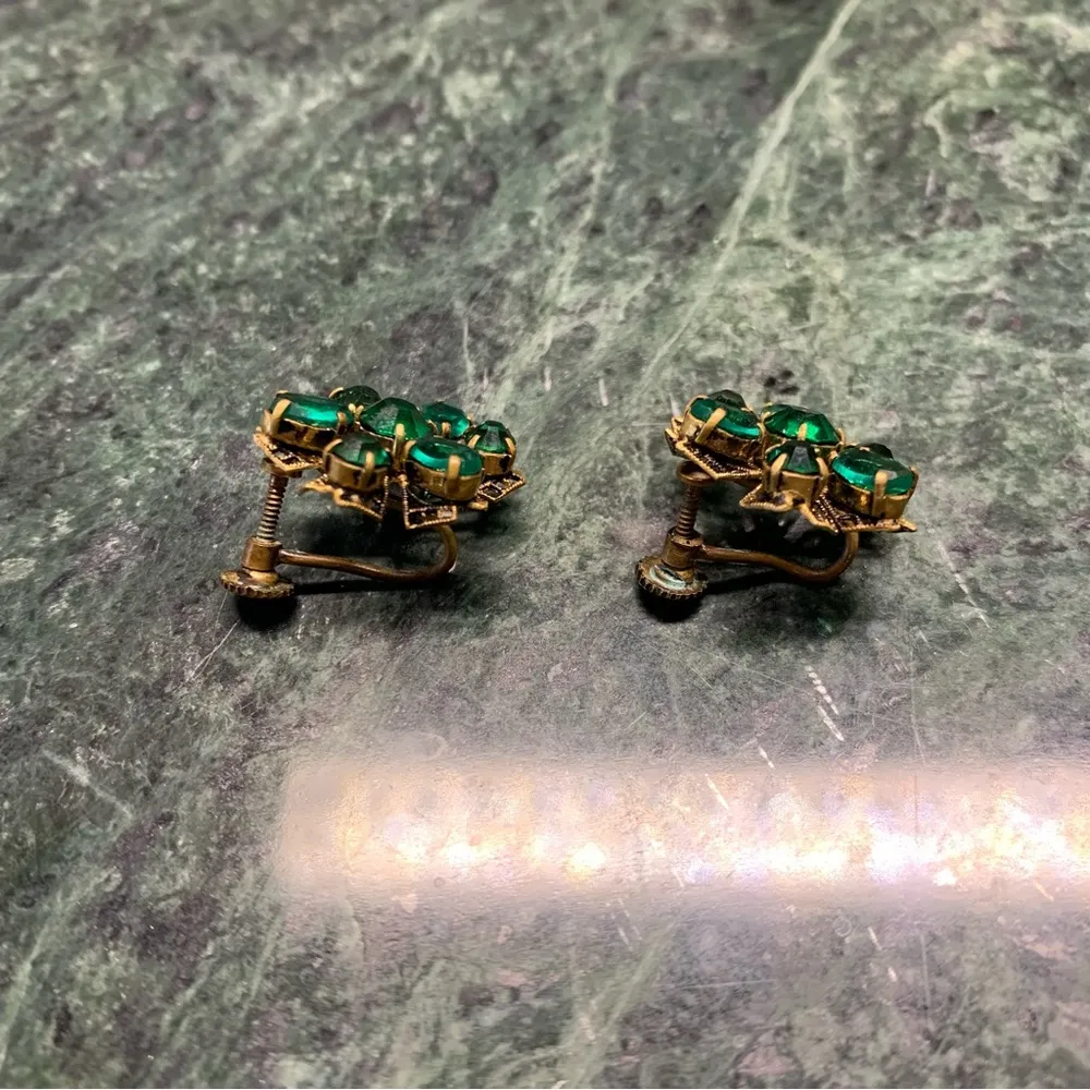 Emerald Green Glass Czechoslovakia Screw Back Earrings Floral Flower Shape VTG Gold - Image 3