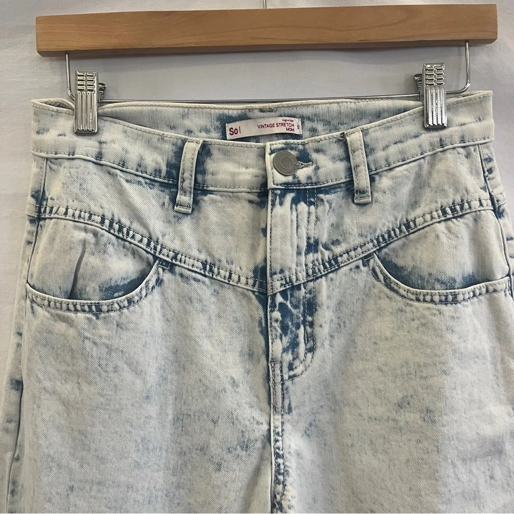 SO High Rise Vintage Stretch Mom Jeans Juniors Size 5 Light Acid Wash Taper Leg - Image 2