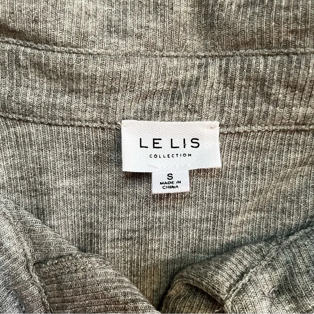Le Lis gray ribbed collared crop henley size small - Image 3