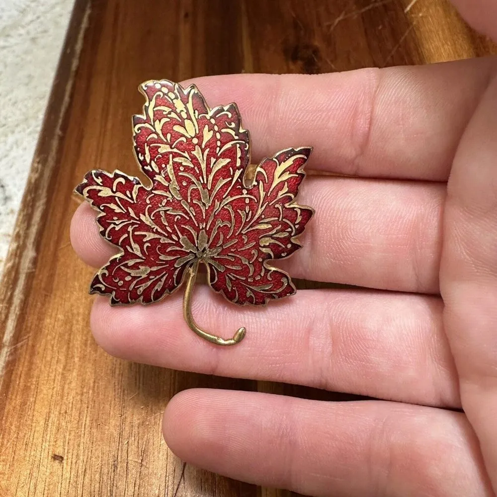 MMA Metropolitan Museum of Art Gold Tone Red Enamel Maple Leaf Pin Brooch 1985 - Image 3