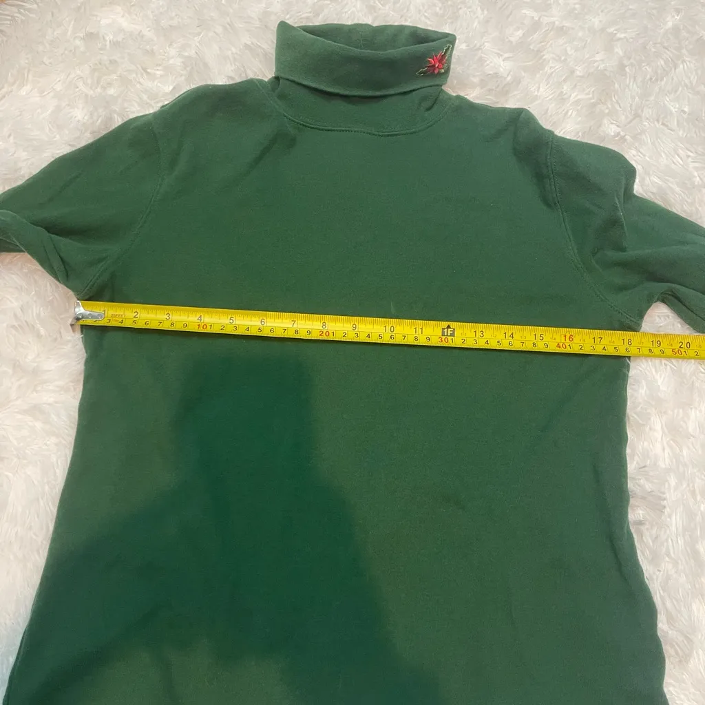 Holiday Editions green embroidered poinsettia turtleneck Christmas woman’s small - Image 7