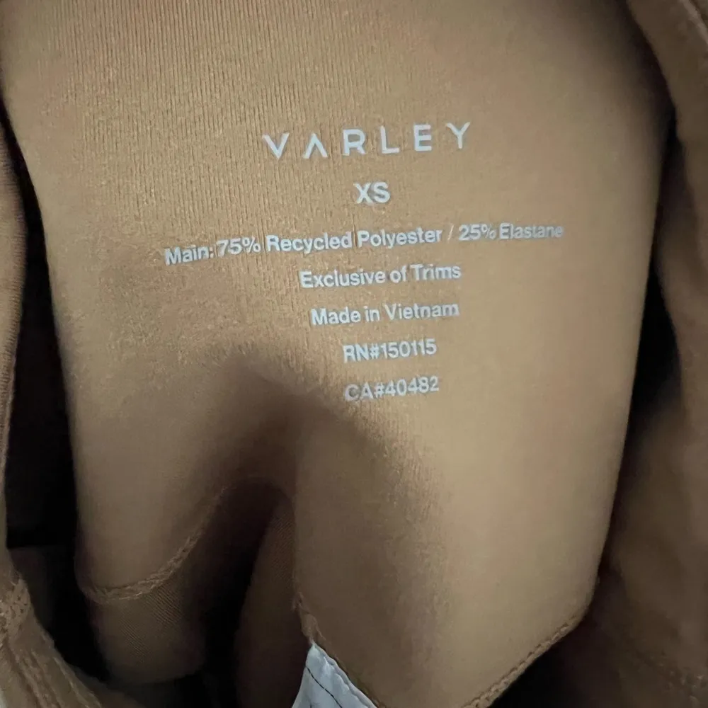 Varley Lets Move Short in Golden Bronze - Image 6